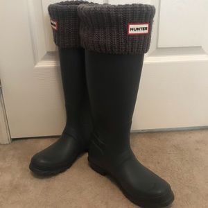 HUNTER TALL RAIN BOOTS + CUFF BOOT SOCKS (US 6)